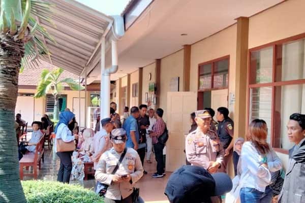 Suasana di PN saat gelar sidang perdana kasus pengeroyokan yang menewaskan siswa MTs di Situbondo, Kamis (13/6/2024). (Seru.co.id/aza) - JPU Kejari Situbondo Dakwa Sembilan Terdakwa Anak dengan UU Perlindungan Anak