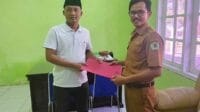 Sufyan, perwakilan Ormas DPC Pamekasan saat melakukan laporan pada pemerintahan setempat. (Seru.co.id/udi) - PJI Laporkan Pegawai Non PNS Diduga Memiliki Double Job, Kepala Puskesmas Tlanakan: Itu Boleh