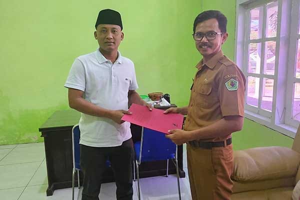 Sufyan, perwakilan Ormas DPC Pamekasan saat melakukan laporan pada pemerintahan setempat. (Seru.co.id/udi) - PJI Laporkan Pegawai Non PNS Diduga Memiliki Double Job, Kepala Puskesmas Tlanakan: Itu Boleh