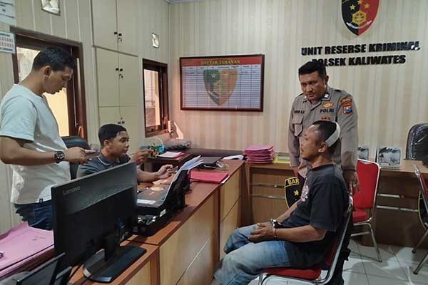 Terduga pelaku pencurian motor saat diamankan di Mapolsek Kaliwates. (ist) - Tepergok Curi Motor, Pria di Jember Nekat Kabur Terjun ke Sungai