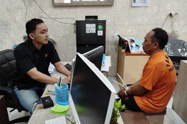 Tersangka pencabulan terhadap santri saat diperiksa di Mapolres Jember. (Seru co.id/amb) - Modus Ajarkan Tata Cara Berwudhu, Guru Ngaji di Jember Malah Cabuli Santri