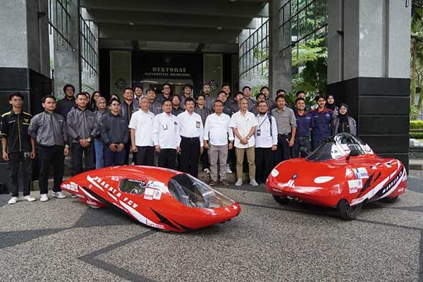 Tim Apatte62 Brawijaya dilepas di halaman rektorat. (ist) - Apatte62 Kembali Berlaga di Shell-Eco Marathon 2024, Siap Bawa Pulang Juara