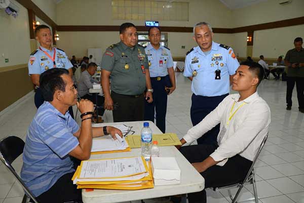 Tim Itjen TNI menyaksikan proses seleksi Catar TNI TA 2024 Panselinda Malang. (ist) - Tim Itjen TNI Pantau Proses Werving Catar Akademi TNI 2024 di Panselinda Malang