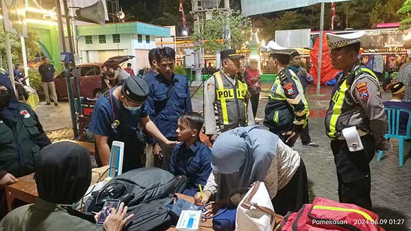 Tim Kesehatan Polres Pamekasan saat melakukan tes urine terhadap sopir bus yang akan membawa jemaah haji menuju Surabaya. (Seru.co.id/udi) - Polres Pamekasan Lakukan Tes Urine pada Sopir Bus Jemaah Haji