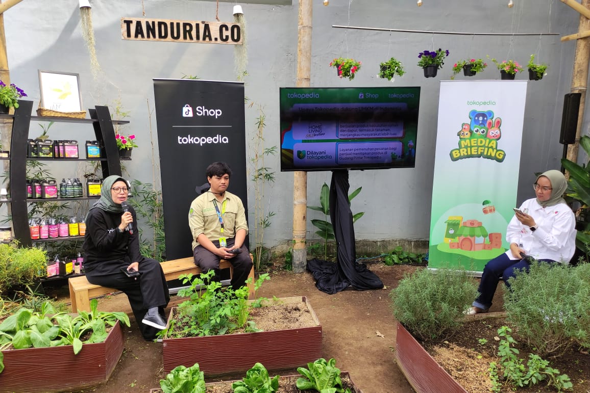 Tokopedia dan ShopTokopedia mendukung Tanduria dalam menciptakan peluang bisnis lewat pemanfaatan teknologi dipadukan kepedulian lingkungan. (rhd) - Tokopedia dan ShopTokopedia Dukung Tanduria, UMKM Pertanian Berkelanjutan ala Anak Muda