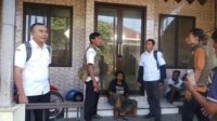 UPT Liposos Dinsos Jember, saat mengevakuasi ODGJ yang berak di mushola. (ist) - Seorang Pria di Jember Berak di Mushola, Warga Tak Bisa Sholat