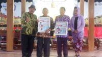 Unitri berikan penghargaan 'Tribute 50 Tahun Mengabdi dalam Dunia Pendidikan' kepada Prof Dr Ir Bambang Guritno dan Prof Ir Wani Hadi Utomo PhD (keduanya di tengah). (ist) - Unitri Tribute 50 Tahun Mengabdi kepada Prof Bambang Guritno dan Prof Wani Hadi Utomo