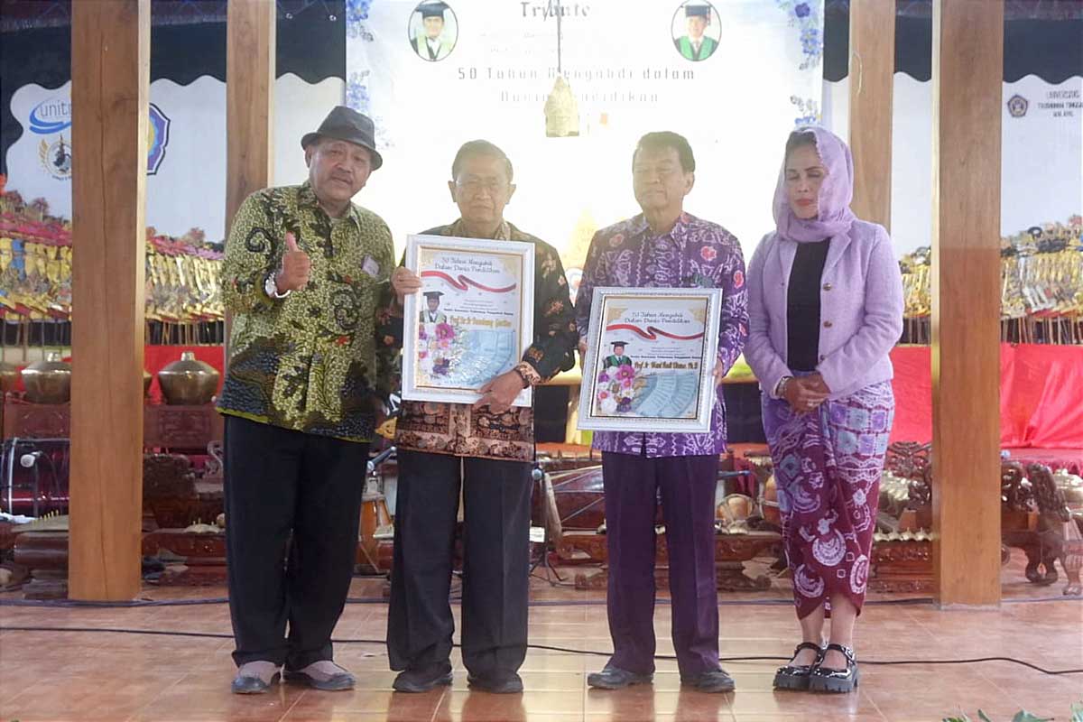 Unitri berikan penghargaan 'Tribute 50 Tahun Mengabdi dalam Dunia Pendidikan' kepada Prof Dr Ir Bambang Guritno dan Prof Ir Wani Hadi Utomo PhD (keduanya di tengah). (ist) - Unitri Tribute 50 Tahun Mengabdi kepada Prof Bambang Guritno dan Prof Wani Hadi Utomo