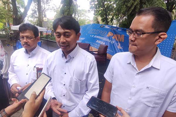 WD 3 FTP UB, diapit WR III UB dan Aerofood Indonesia, menjawab pertanyaan awak media. (rhd) - FTP UB Pamerkan Inovasi Kreativitas 36 PKM dan Kewirausahaan Mahasiswa