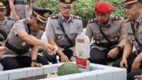 Wakapolres Batu memimpin ziarah rombongan di TMP Suropati Kota Batu. (ist) - Polres Batu Upacara Ziarah Rombongan Kenang Jasa Pahlawan