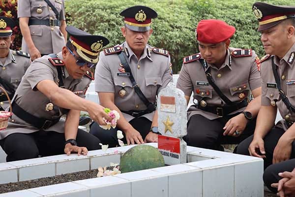 Wakapolres Batu memimpin ziarah rombongan di TMP Suropati Kota Batu. (ist) - Polres Batu Upacara Ziarah Rombongan Kenang Jasa Pahlawan
