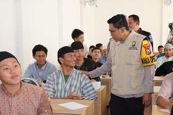 Wakapolres Batu menyapa Santri di Ponpes Al Irsyad Kota Batu. (ist) - Polres Batu Sosialisasikan Anti Kekerasan Seks dan Builying di Lingkungan Sekolah