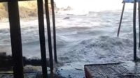 Warung di wisata Pantai Watu Ulo yang terendam air laut akibat gelombang tinggi. (ist) - Pesisir Jember Dilanda Gelombang Tinggi, Sebabkan Kerusakan pada Warung-warung Tempat Wisata