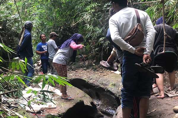 Air sungai di Dusun Krajan yang memerah. (ist) - Warga Geger, Air di Sungai Kidal Berwarna Merah