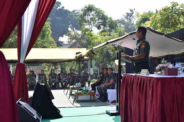 Aster Panglima TNI, Mayjen TNI Novi Helmy Prasetya SIP MIP memberikan Pembekalan Binter Satgas Yonif 512/QY. (penrem083) - Aster Panglima TNI Berikan Pembekalan Binter Satgas Yonif 512/QY