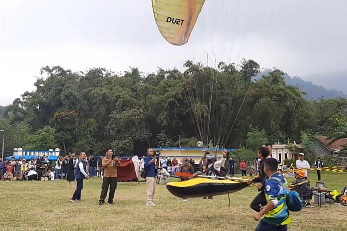 Atraksi Paralayang dengan perahu kano yang mengundang decak kagum penonton. (Seru.co.id/dik) - Ketum FASI Jatim Buka BISTF Paragliding Accuracy League 2024 dan IPAC 4th Series Disparta Batu