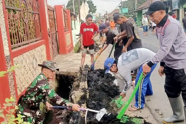 Babinsa Kedungkandang Bersama Linmas dan Masyarakat Bumiayu Karya Bhakti GASS