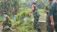 Babinsa Kedungkandang bersama linmas dan warga Tlogowaru bersihkan bantaran sungai. (ist) - Babinsa Kedungkandang Bersama Linmas dan Warga Tlogowaru Bersihkan Bantaran Sungai