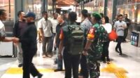 Babinsa Kelurahan Kiduldalem Monitoring Keamanan Stasiun Kereta Api Kota Malang