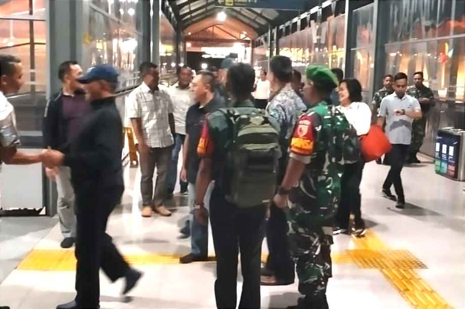 Babinsa Kelurahan Kiduldalem Monitoring Keamanan Stasiun Kereta Api Kota Malang
