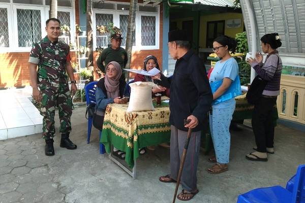 Babinsa Ketawanggede Dampingi Penyaluran Bantuan Pangan Beras Bagi 101 KPM