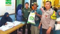Babinsa Koramil 0833/Kedungkandang dampingi penyaluran bantuan pangan Kemensos. (ist) - Babinsa Koramil 0833/Kedungkandang Dampingi Penyaluran Bantuan Pangan Beras Kemensos