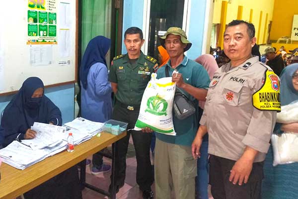 Babinsa Koramil 0833/Kedungkandang dampingi penyaluran bantuan pangan Kemensos. (ist) - Babinsa Koramil 0833/Kedungkandang Dampingi Penyaluran Bantuan Pangan Beras Kemensos