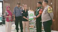 Babinsa Koramil Blimbing Dampingi Penyaluran Bantuan Beras di Kelurahan Purwantoro