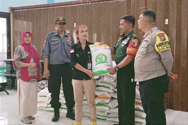 Babinsa Koramil Blimbing Dampingi Penyaluran Bantuan Beras di Kelurahan Purwantoro