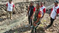 Babinsa Koramil Klojen dampingi karya bakti Gerakan Angkat Sampah. (ist) - Babinsa Koramil Klojen Dampingi Karya Bakti Gerakan Angkat Sampah