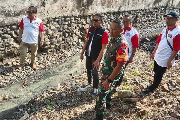 Babinsa Koramil Klojen dampingi karya bakti Gerakan Angkat Sampah. (ist) - Babinsa Koramil Klojen Dampingi Karya Bakti Gerakan Angkat Sampah