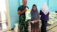 Babinsa Koramil Klojen dampingi penyaluran bahan pangan beras. (ist) - Babinsa Koramil Klojen Dampingi Penyaluran Bahan Pangan Beras