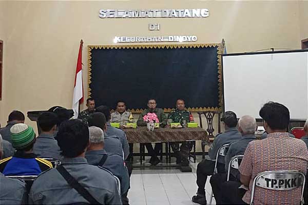 Babinsa Koramil Lowokwaru berikan pembekalan anggota Linmas Dinoyo. (ist) - Babinsa Koramil Lowokwaru Berikan Pembekalan Anggota Linmas Dinoyo