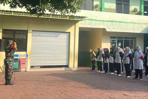 Babinsa Koramil Sukun Latih PBB Guru SMP Alhidayah Kebonsari