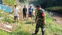 Babinsa Sinergi Linmas dan warga bersihkan bantaran Sungai Brantas. (ist) - Babinsa Sinergi Linmas dan Warga Bersihkan Bantaran Sungai Brantas
