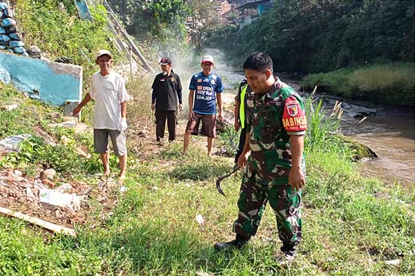 Babinsa Sinergi Linmas dan warga bersihkan bantaran Sungai Brantas. (ist) - Babinsa Sinergi Linmas dan Warga Bersihkan Bantaran Sungai Brantas