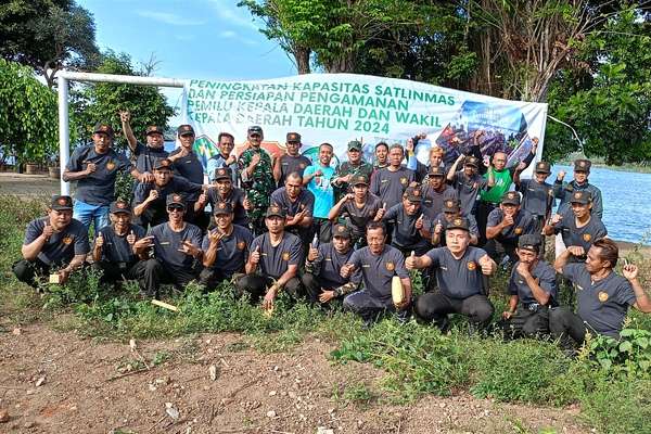 Babinsa dan Babinkamtibmas Latih Satlinmas Gadingkasri di Bendungan Selorejo