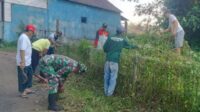 Babinsa dan Warga RW 05 Karangbesuki Kerja Bakti Bersihkan Jalan Raya Candi