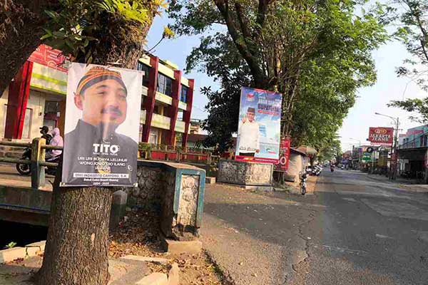 Banner-banner para politisi di pinggir jalan Kecamatan Kepanjen, Kabupaten Malang. (wul) - Saat ini, KPU Kabupaten Malang Tidak Miliki Kewenangan Penertiban Banner Politisi