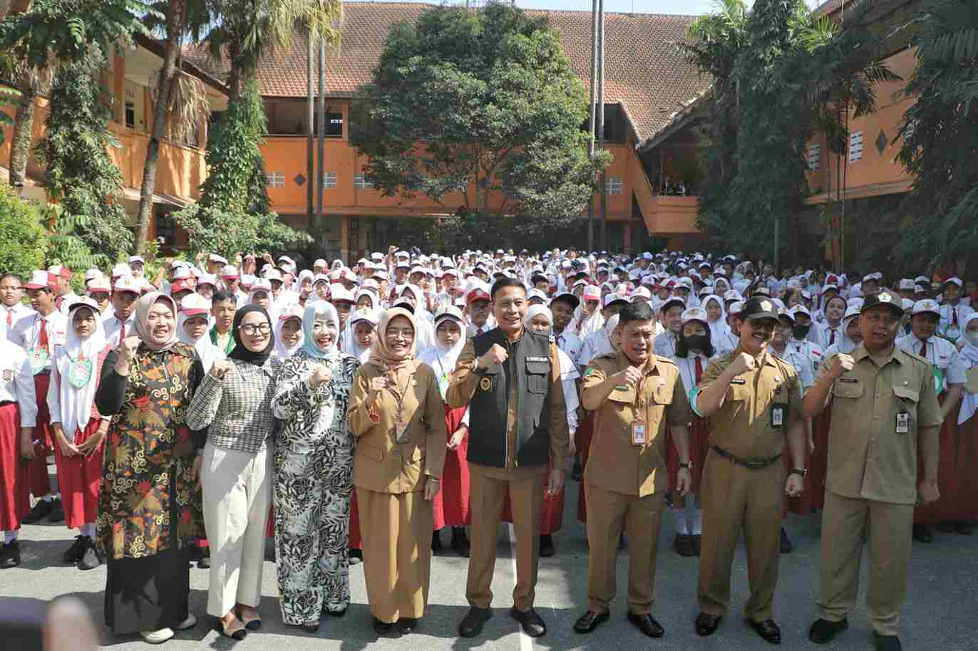 Hari Pertama Sekolah, Pj Wali Kota Malang Serahkan Seragam Gratis Kepada 968 Siswa SMP Negeri