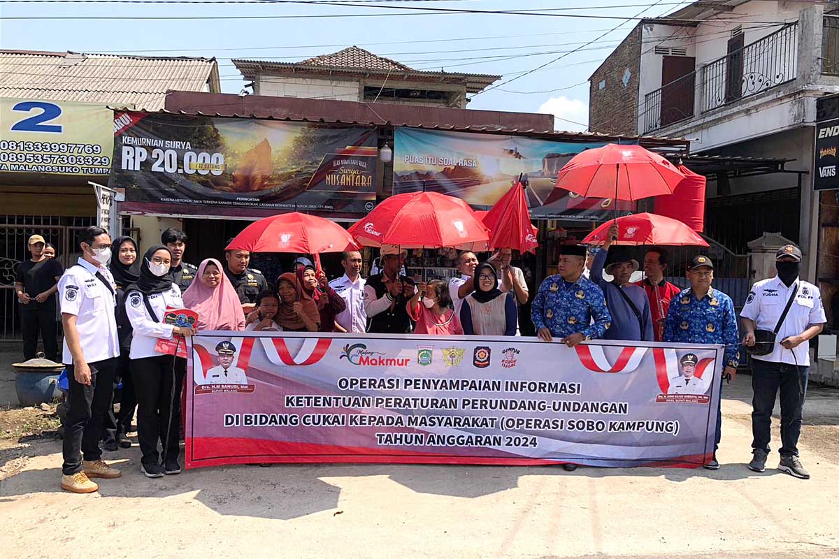 Berfoto bersama setelah dilakukan sosialisasi kepada para pedagang toko kelontong di Kecamatan Tumpang. (wul) - Kecamatan Tumpang dan Poncokusumo, Jadi Sasaran Sosialisasi Gempur Rokok Ilegal
