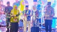 Bupati Situbondo, Karna Suswandi dan Ketua Tim Penggerak PKK Kabupaten Situbondo saat menghadiri acara sekaligus memotong pita. (Seru.co.id/mam) - Bung Karna Apresiasi KFS di Gelaran Wedding Expo 2024