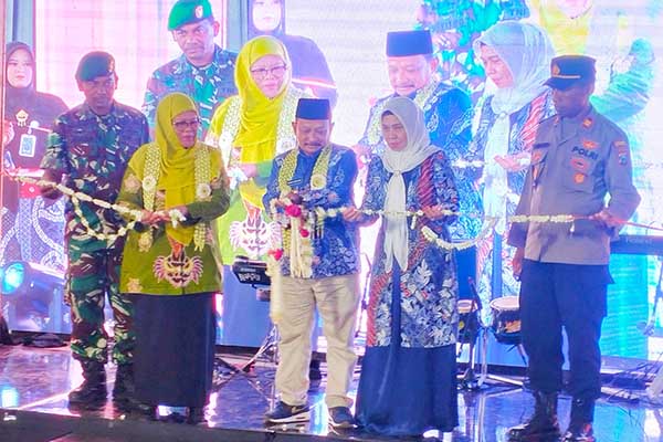 Bupati Situbondo, Karna Suswandi dan Ketua Tim Penggerak PKK Kabupaten Situbondo saat menghadiri acara sekaligus memotong pita. (Seru.co.id/mam) - Bung Karna Apresiasi KFS di Gelaran Wedding Expo 2024