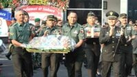 Dandim 0833/Kota Malang memberikan hadiah tumpeng di Hari Bhayangkara ke-78. (ist) - Dandim 0833/Kota Malang Hadiri Upacara Hari Bhayangkara ke-78