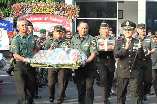 Dandim 0833/Kota Malang memberikan hadiah tumpeng di Hari Bhayangkara ke-78. (ist) - Dandim 0833/Kota Malang Hadiri Upacara Hari Bhayangkara ke-78