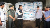 Dandim 0833 Dampingi Pj. Wali Kota Malang Tinjau Ketersediaan Pupuk Bersubsidi