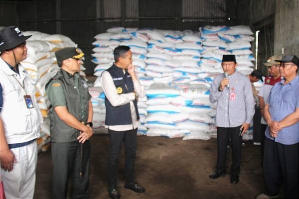 Dandim 0833 Dampingi Pj. Wali Kota Malang Tinjau Ketersediaan Pupuk Bersubsidi
