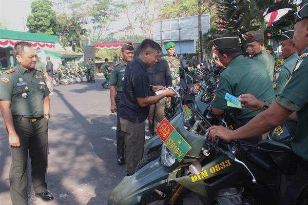 Dandim 0833/Kota Malang Bersama Tim Periksa Kelengkapan Kendaraan Dinas Anggota