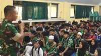 Danramil Kedungkandang berikan wasbang siswa baru SMA & SMP Darrul Ulum Agung. (ist) - Danramil Kedungkandang Berikan Wasbang Siswa Baru SMA & SMP Darrul Ulum Agung