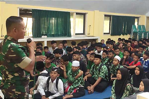 Danramil Kedungkandang berikan wasbang siswa baru SMA & SMP Darrul Ulum Agung. (ist) - Danramil Kedungkandang Berikan Wasbang Siswa Baru SMA & SMP Darrul Ulum Agung